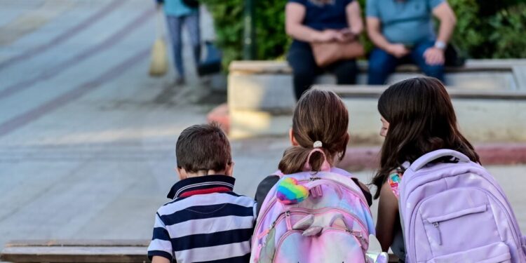 Αιγάλεω: Άνδρας περιφερόταν γυμνός έξω από δημοτικό σχολείο