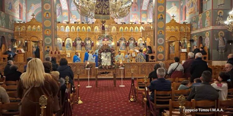 Υποδέχθηκε την Ιερά Εικόνα της Παναγίας Τρυπητής ο Ι.Ν. Αγίας Βαρβάρας Αγρινίου (φωτο)