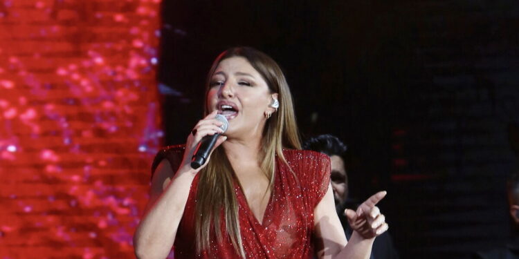 Έλενα Παπαρίζου: Συνεχείς εξετάσεις στην τραγουδίστρια που λιποθύμησε στην πρόβα του «The Voice»