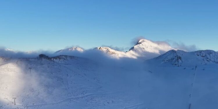 Ο Παρνασσός ντύθηκε στα λευκά: Έπεσαν τα πρώτα χιόνια στο χιονοδρομικό