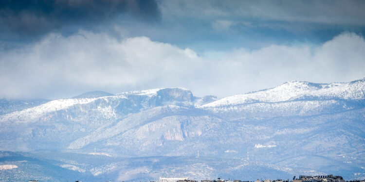 Καιρός Πρωτοχρονιάς: Εισβολή ψύχους από το πρωί της Τετάρτης – Ο χάρτης της χιονόπτωσης στην Αττική
