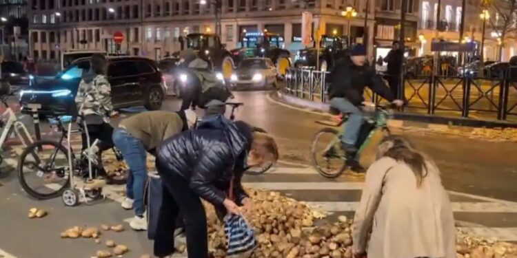 Βρυξέλλες: Μαζεύουν πατάτες από τον δρόμο μετά τις αγροτικές διαμαρτυρίες