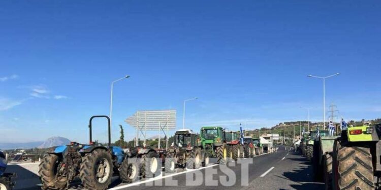Μπλόκο της αστυνομίας στους αγρότες στην Πάτρα, δεν τους αφήνουν να πλησιάσουν τη γέφυρα Ρίου Αντιρρίου – Έφυγαν τα τρακτέρ από το λιμάνι του Βόλου