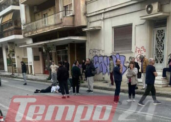 Πάτρα: Οδηγός μηχανής τραυματίστηκε μετά από τροχαίο με διανομέα – Έχασε τον έλεγχο και έπεσε σε σταθμευμένο όχημα