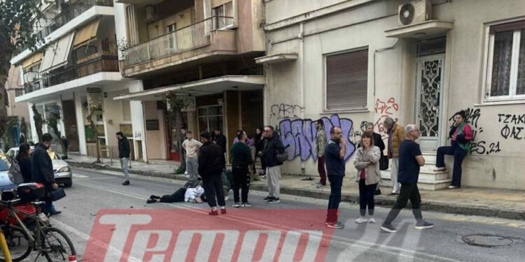 Πάτρα: Οδηγός μηχανής τραυματίστηκε μετά από τροχαίο με διανομέα – Έχασε τον έλεγχο και έπεσε σε σταθμευμένο όχημα