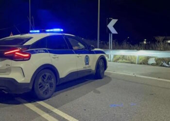 Πάτρα: Χειροπέδες σε μάνα και γιο – Κατείχαν 1 κιλό χασίς και μαχαίρια τύπου  χούφτας και karambit