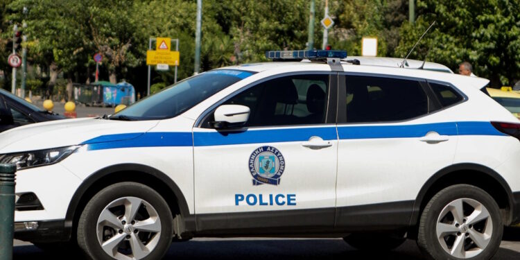 Θεσσαλονίκη: Γονείς άφησαν τα ανήλικα παιδιά τους να κοιμούνται στην αυλή νέου σπιτιού