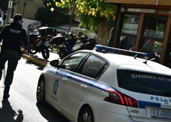 Επεισοδιακή σύλληψη 49χρονου που πουλούσε ηρωίνη: Κατάπιε τα ναρκωτικά και κλώτσησε αστυνομικούς – Χειροπέδες και σε λιμενικό