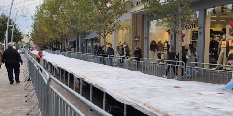 Περιστέρι: Βασιλόπιτα «γίγας» 10 τόνων και 100 μέτρων – «Αν όχι η μεγαλύτερη, σίγουρα η πιο γλυκιά στον κόσμο»