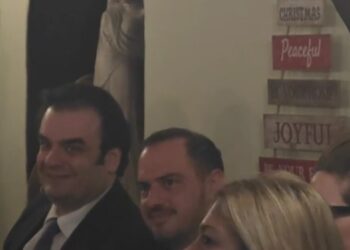 Ο Κυριάκος Πιερρακάκης σε ταβέρνα με το οικονομικό επιτελείο και δημοσιογράφους μετά τη ψήφιση του Προϋπολογισμού