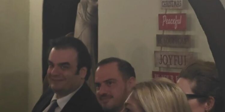 Ο Κυριάκος Πιερρακάκης σε ταβέρνα με το οικονομικό επιτελείο και δημοσιογράφους μετά τη ψήφιση του Προϋπολογισμού