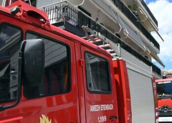 Φωτιά σε αυτοκίνητο στη Ποσειδώνος στο ύψος του Νέου Φαλήρου