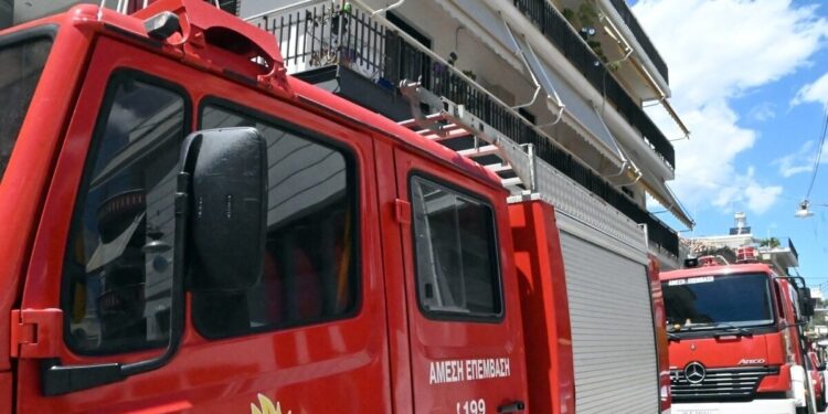 Φωτιά σε αυτοκίνητο στη Ποσειδώνος στο ύψος του Νέου Φαλήρου