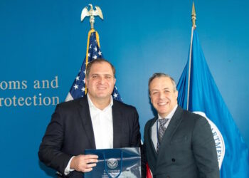 Πιτσιλής: Συνάντηση με τον επικεφαλής της Υπηρεσίας Τελωνείων και Προστασίας Συνόρων των ΗΠΑ