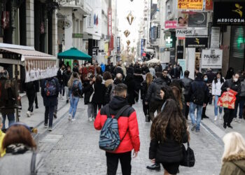 ΕΛΣΤΑΤ: 3.113 λιγότεροι μόνιμοι κάτοικοι στον πληθυσμό της Ελλάδας το 2024