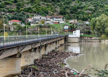 Κακοκαιρία Byron: Υπερχείλισε ο Ενιπέας – Μήνυμα του 112 για απομάκρυνση των κατοίκων της Υπέρειας προς τα Φάρσαλα
