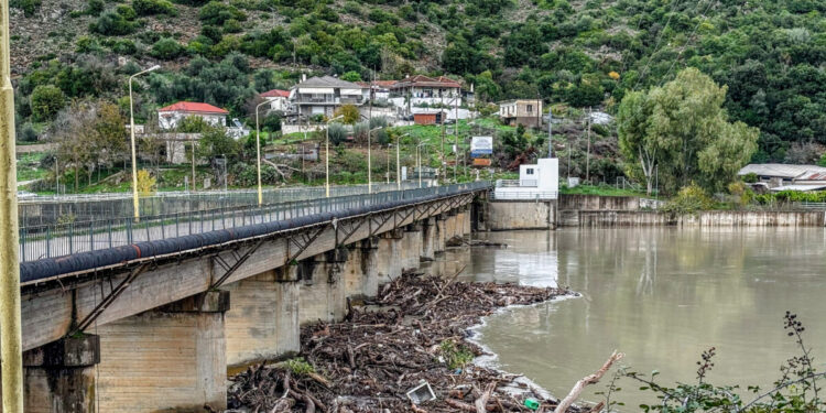 Κακοκαιρία Byron: Υπερχείλισε ο Ενιπέας – Μήνυμα του 112 για απομάκρυνση των κατοίκων της Υπέρειας προς τα Φάρσαλα