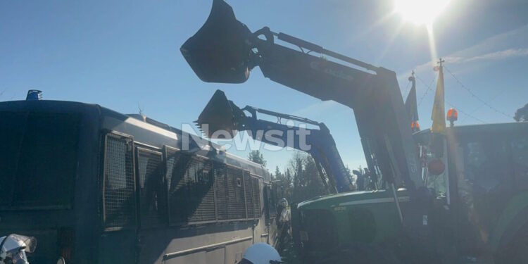 Θεσσαλονίκη: Αγρότες προσπάθησαν να αποκλείσουν κάθε πρόσβαση προς το αεροδρόμιο Μακεδονία