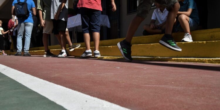 Μεσολόγγι: Ανήλικοι χτύπησαν 14χρονο, τον ανάγκασαν να γονατίσει και ανέβασαν το βίντεο στα social media