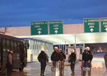 Μπλόκα αγροτών: Έκλεισε επ’ αόριστον για τις νταλίκες το τελωνείο του Προμαχώνα