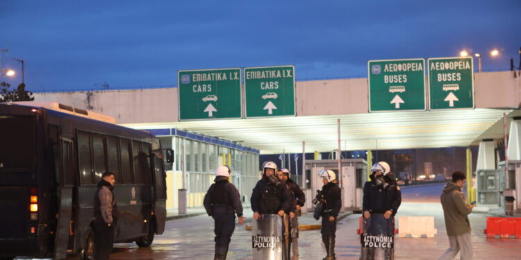 Μπλόκα αγροτών: Έκλεισε επ’ αόριστον για τις νταλίκες το τελωνείο του Προμαχώνα, κλειστό και το τελωνείο Ευζώνων