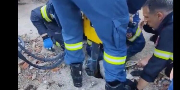 Λευκάδα: 2χρονο παιδί έπεσε σε δεξαμενή με απόβλητα – Η «χειρουργική» επιχείρηση της πυροσβεστικής για τον απεγκλωβισμό του