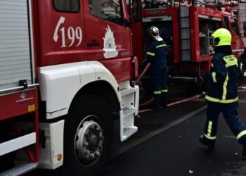 Αιγάλεω: Φωτιά ξέσπασε τα ξημερώματα σε διαμέρισμα – Στο νοσοκομείο ηλικιωμένη