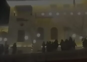 Κοζάνη: Πανικός από πυροτεχνήματα στη Χριστουγεννιάτικη γιορτή – Καταγγελίες για τραυματισμους, έφυγε τρέχοντας ο κόσμος