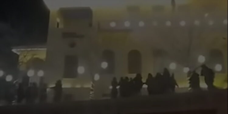 Κοζάνη: Πανικός από πυροτεχνήματα στη Χριστουγεννιάτικη γιορτή – Καταγγελίες για τραυματισμους, έφυγε τρέχοντας ο κόσμος