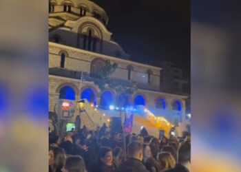 Γαλάτσι: Έστησαν rave πάρτι στα σκαλιά εκκλησίας με DJ και φωτορυθμικά – Δείτε βίντεο