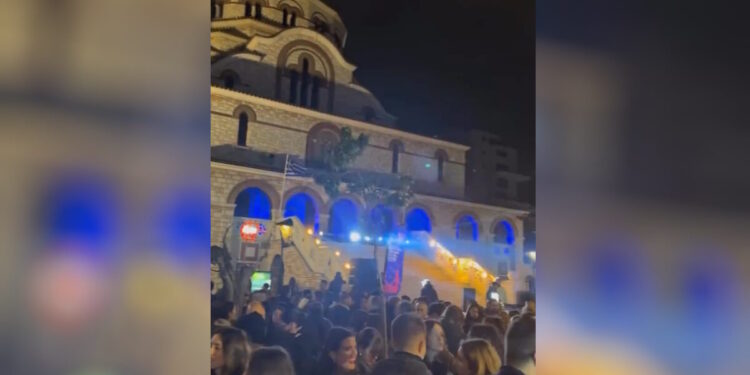 Γαλάτσι: Έστησαν rave πάρτι στα σκαλιά εκκλησίας με DJ και φωτορυθμικά – Δείτε βίντεο