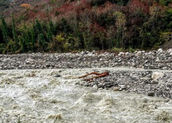 Κακοκαιρία Byron: Διακοπή κυκλοφορίας στο Αλεποχώρι λόγω υπερχείλισης ρέματος