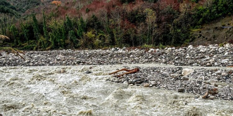Κακοκαιρία Byron: Διακοπή κυκλοφορίας στο Αλεποχώρι λόγω υπερχείλισης ρέματος