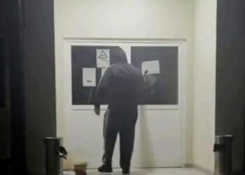 Μέλη του Ρουβίκωνα έκαναν καταδρομική επίθεση στα γραφεία του ΟΠΕΚΕΠΕ στη Λάρισα – Δείτε βίντεο