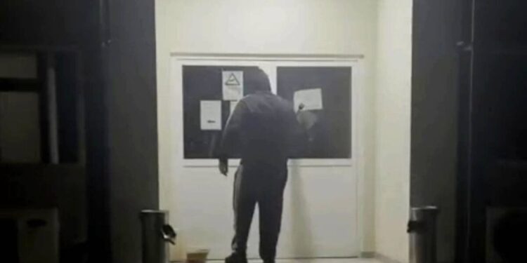 Μέλη του Ρουβίκωνα έκαναν καταδρομική επίθεση στα γραφεία του ΟΠΕΚΕΠΕ στη Λάρισα – Δείτε βίντεο