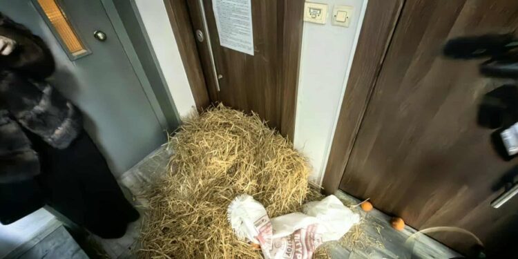 Πορεία αγροτών στο Αγρίνιο – Άφησαν πορτοκάλια, σανό και κοπριά σε γραφεία πολιτικών