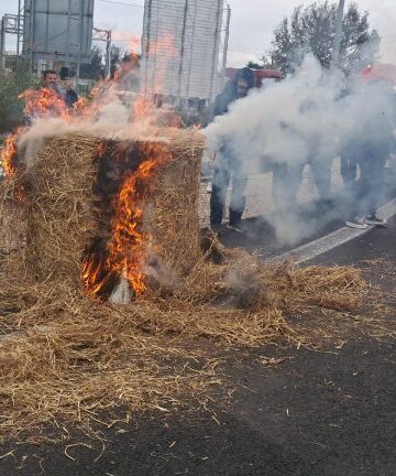 Αγρότες έκλεισαν την Ε.Ο στο ύψος του Πύργου και των Λεχαινών – Έριξαν γάλα στον δρόμο έκαψαν σανό