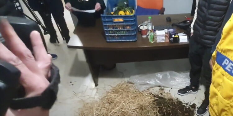 Αγρότες σε Τρίκαλα και Αγρίνιο μπούκαραν σε γραφεία γαλάζιων βουλευτών αφήνοντας σανό, κοπριά και πορτοκάλια