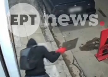 Σεπόλια: Η στιγμή που άγνωστος σπάει βιτρίνα καφετέριας με καπάκι φρεατίου – Κλέβει χρήματα και αναψυκτικά και εξαφανίζεται