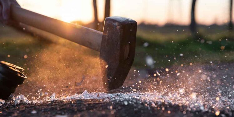 Βόνιτσα: Μπούκαρε με σφυρί σε αυλή και προκάλεσε ζημιές σε μοτοσικλέτα