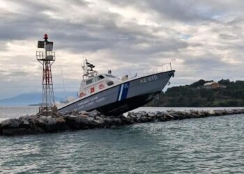 Βόλος: Σκάφος του λιμενικού προσέκρουσε σε βράχια – Ξεκινούν οι διαδικασίες απομάκρυνσής του