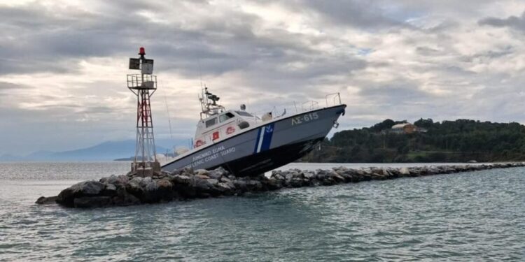 Βόλος: Σκάφος του λιμενικού προσέκρουσε σε βράχια – Ξεκινούν οι διαδικασίες απομάκρυνσής του