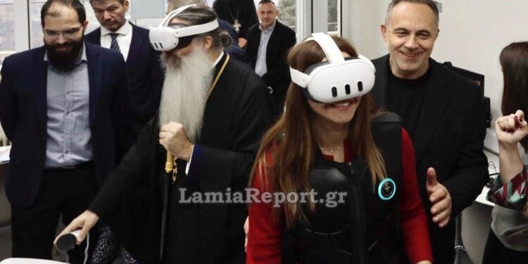 Ο Μητροπολίτης Φθιώτιδας και η υπουργός Παιδείας έβαλαν γυαλιά εικονικής πραγματικότητας