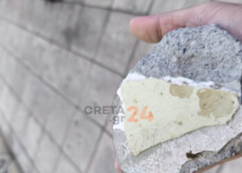 Ηράκλειο: Σοβάς έπεσε από το κτίριο του Εργατικού Κέντρου – Στο τσακ γλίτωσαν δύο γυναίκες και παιδιά