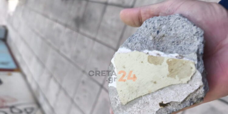 Ηράκλειο: Σοβάς έπεσε από το κτίριο του Εργατικού Κέντρου – Στο τσακ γλίτωσαν δύο γυναίκες και παιδιά