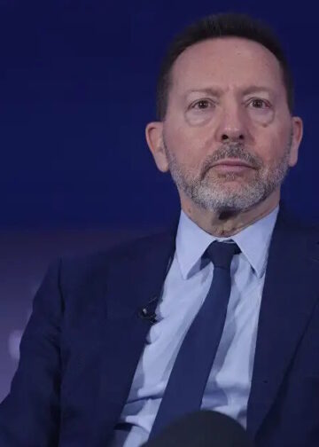 «Καμπανάκια» Στουρνάρα για παραγωγικότητα και ακρίβεια