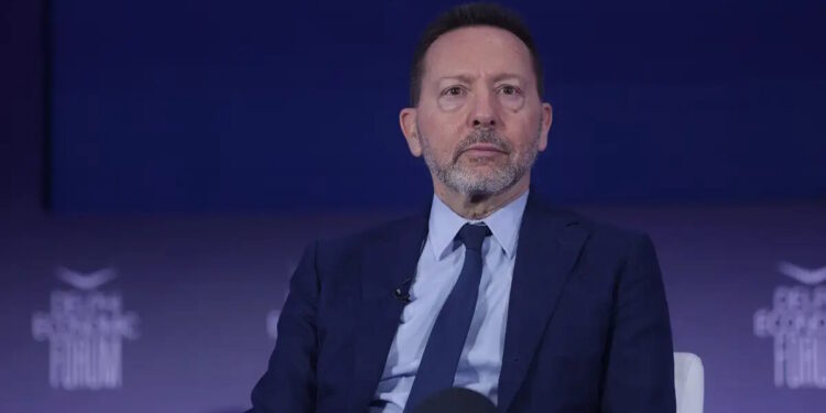 «Καμπανάκια» Στουρνάρα για παραγωγικότητα και ακρίβεια