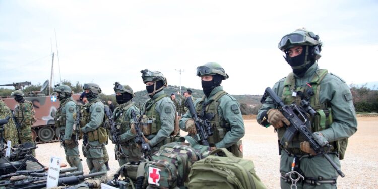 «Τύμπανα» πολέμου στην Ευρώπη: Πώς αντιδρούν οι Έλληνες στο ενδεχόμενο μίας σύρραξης