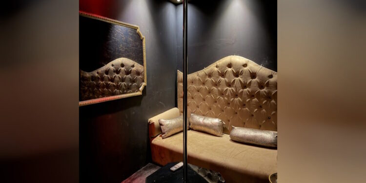 Έφοδος του ελληνικού FBI σε στριπτιτζάδικα στην Καλλιθέα: Συνελήφθησαν 5, δείτε φωτογραφίες και βίντεο