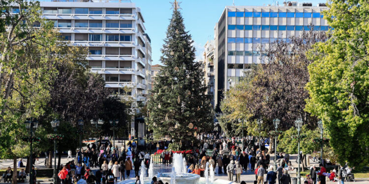 Εορταστικό ωράριο 2025: Ανοιχτά σήμερα τα μαγαζιά – Τι ώρα κλείνουν